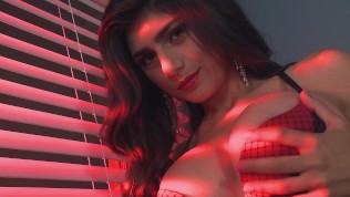 Salope Arabe Mia Khalifa masturbe sa chatte lisse